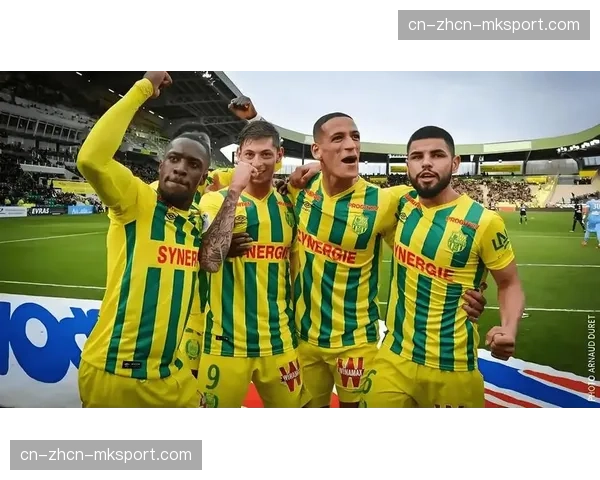 特写:南特门将扑出点球后怒吼,鼓舞全场球迷 特写:南特门将扑出点球后怒吼,鼓舞全场球迷