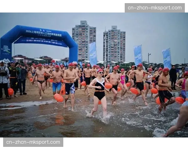 上海湾区铁人三项四季赛春季赛启幕，200余名选手公开水域逐浪